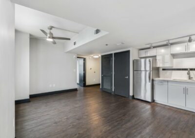 Wood-style floors and ceiling fan in Merchant's Plaza Apartment
